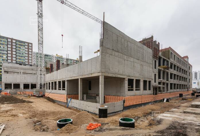 Выполняются работы по устройству монолитных конструкций надземной части здания 3 и 4 блоков на уровне кровли.