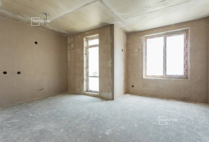 Выполняются работы по устройству цементно-песчаных стяжек в квартирах и МОП на уровне 1 этажа.