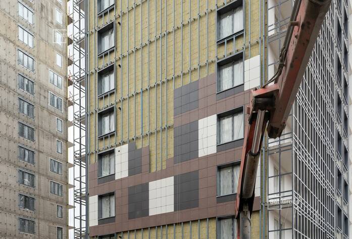 Ведутся работы по монтажу стояков электрических сетей в МОП и линейный монтаж электрической сети квартир на уровне 9-11 этажей.