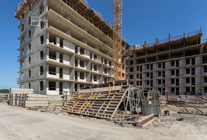 Производятся работы по устройству монолитного каркаса здания на уровне 6-8 этажей.