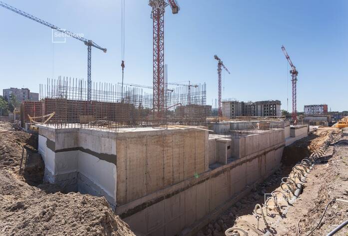 Осуществляется гидроизоляция наружных стен конструкций ниже уровня земли, выполнено 70%.