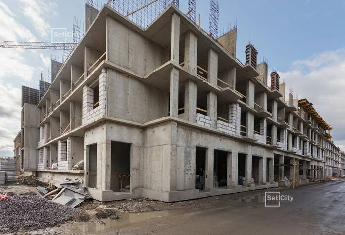 Ведутся работы по устройству монолитных конструкций на уровне 4 этажа.