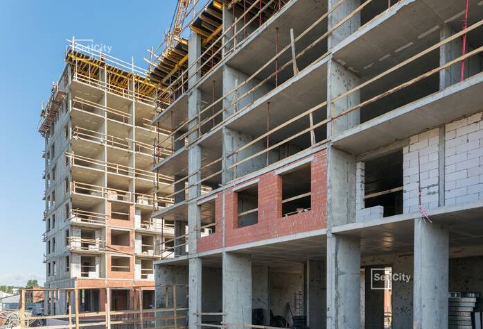 Осуществляются работы по устройству монолитного каркаса здания на уровне 6-11 этажей.