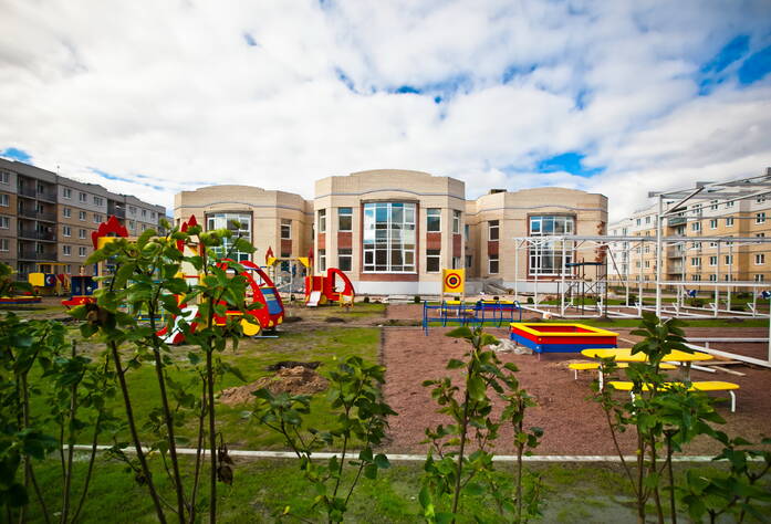 Детская площадка в жилом районе Общеобразовательная школа на территории жилого района «Славянка»
