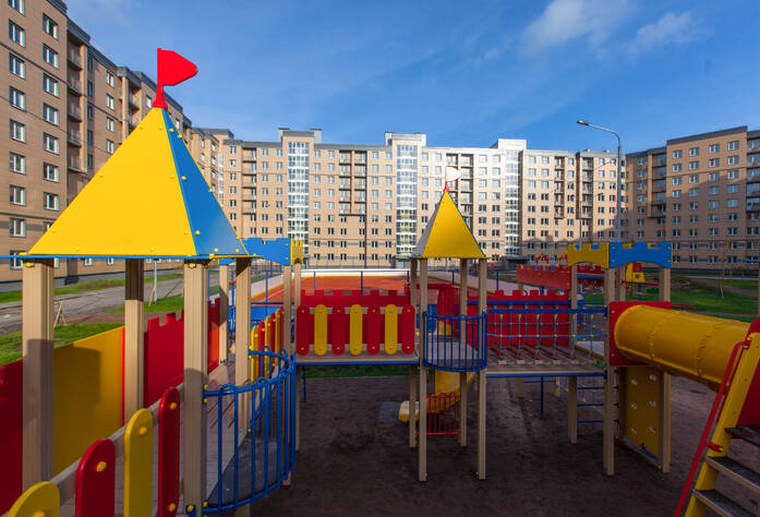 Детская площадка в жилом районе Общеобразовательная школа на территории жилого района «Славянка»