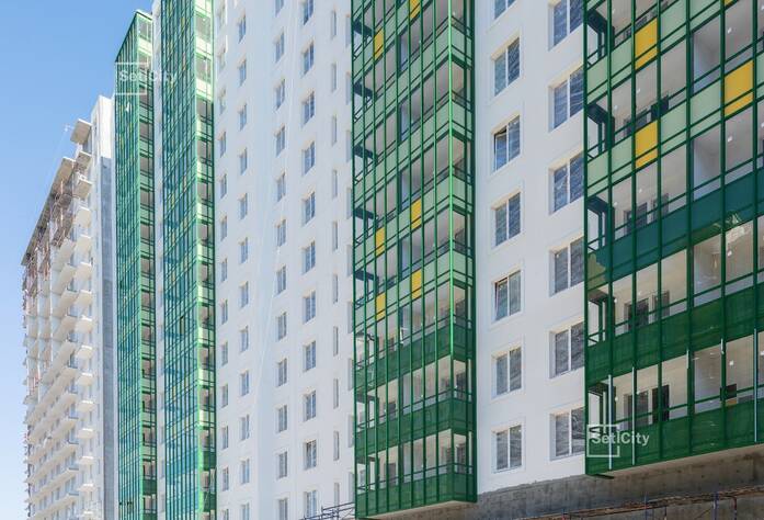 Ведутся работы по устройству фасадов с балконов 1-7 секции, выполнено 95%.