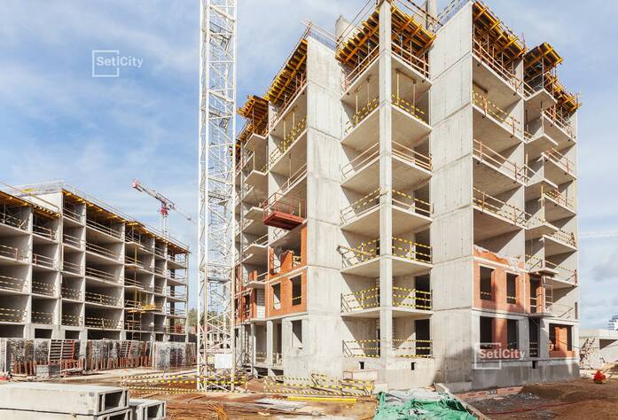 Производятся работы по устройству монолитных конструкций на уровне 8 этажа.