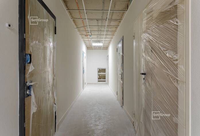Выполняются работы по подготовке стен квартир под оклейку обоями на уровне 5 и 6 этажей.
