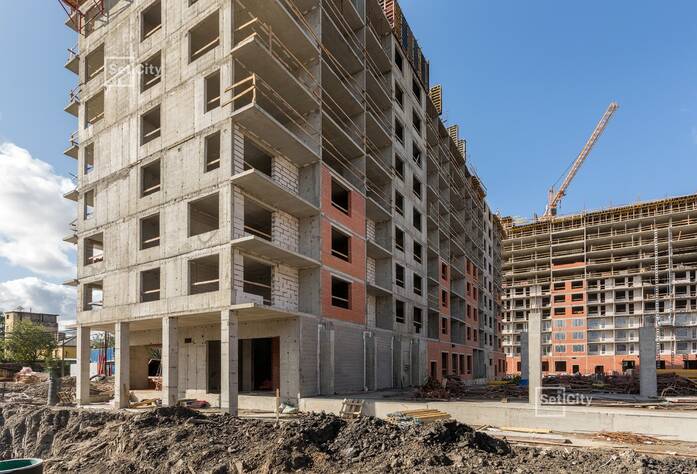 Продолжаются работы по устройству монолитного каркаса зданий на уровне 11-14 этажей.