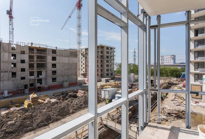 Выполняются работы по устройству цементно-песчаных стяжек в квартирах и МОП на уровне 1 этажа.