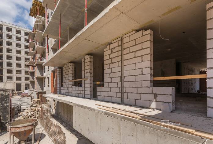Ведутся работы по армированию и бетонированию стен и плит перекрытий: