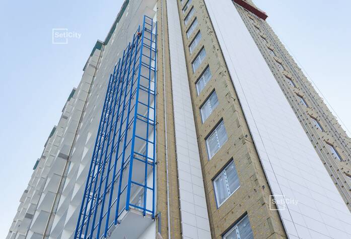 Производятся работы по монтажу ограждений лестниц ДОУ на уровне 1 и 2 этажей, готовность 85%.