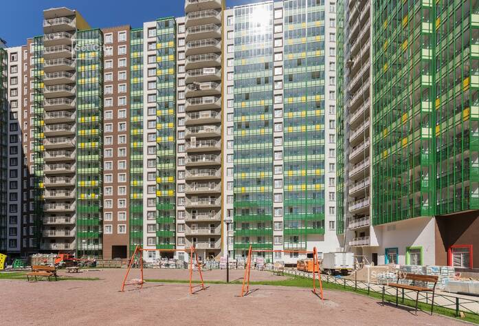 Ведутся работы по устройству фасадов с переходных балконов 1-5 секций, готовность 60%.