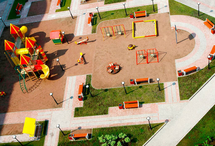 <p>Детская площадка жилого дома на Морском проспекте</p>